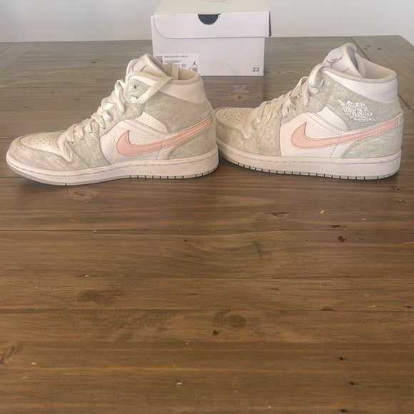 Women’s Air Jordan 1 Mid SE - Picture 6 of 7